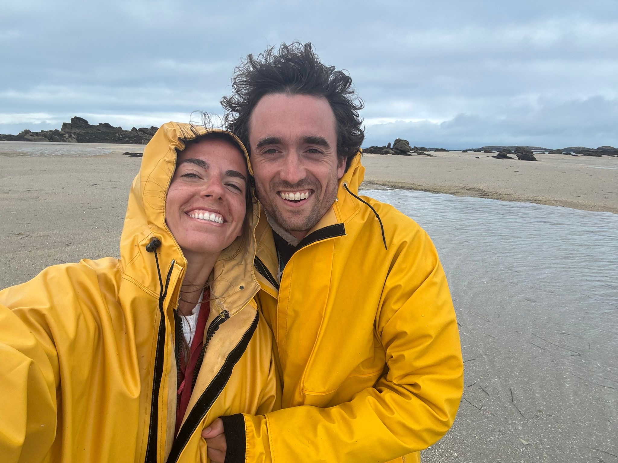 Servane et Baptiste sur la plage en cirés jaunes