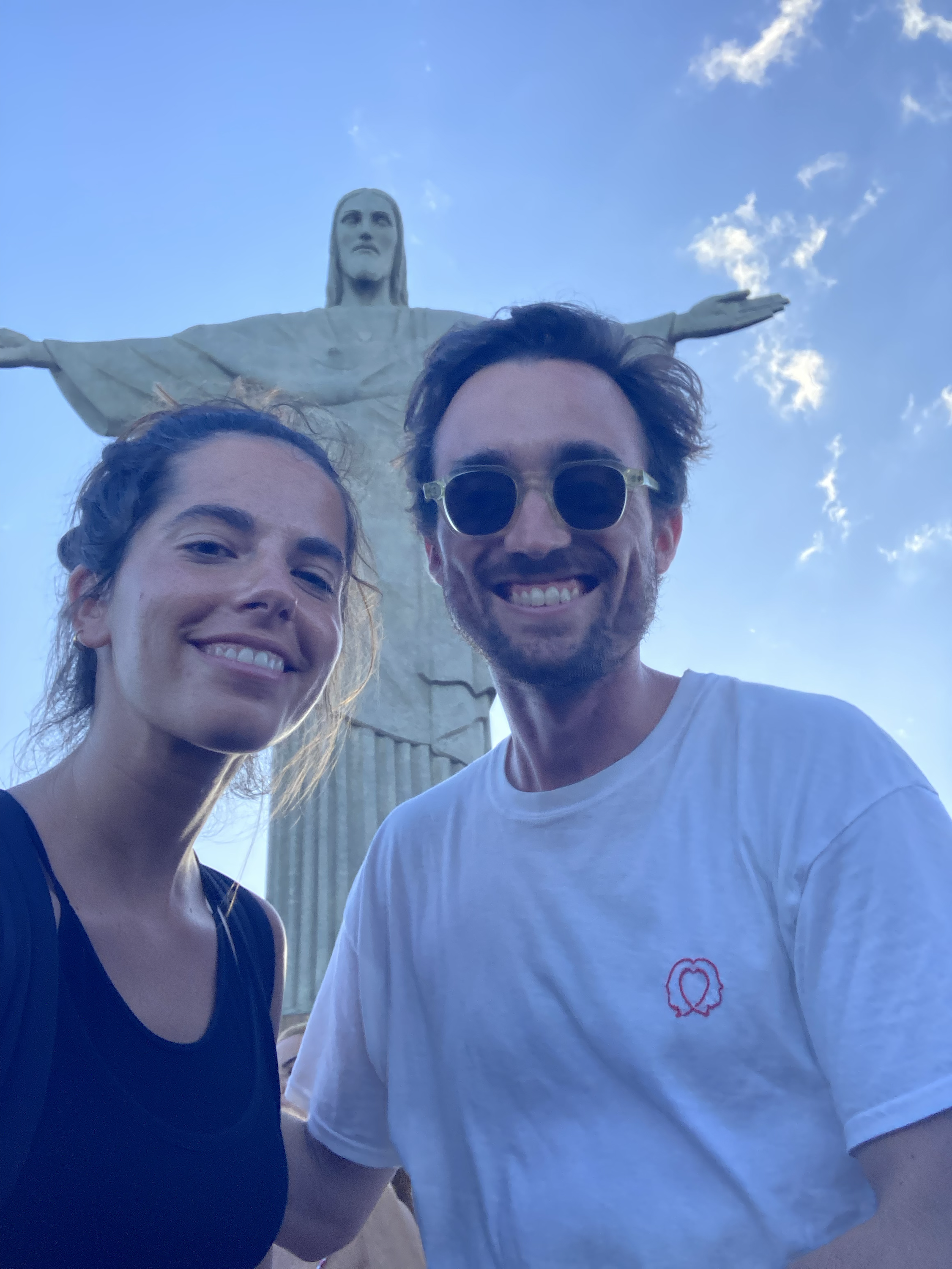 Servane et Baptiste enlacés à l'extérieur