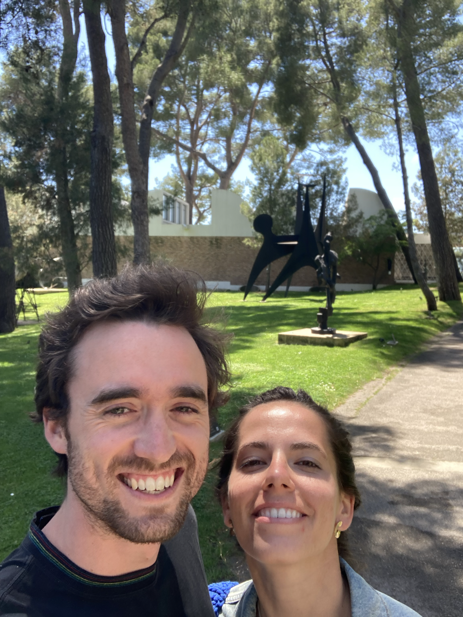 Servane et Baptiste dans un jardin ensoleillé