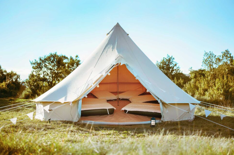 Un tipi aménagé pour dormir sur le lieu du mariage